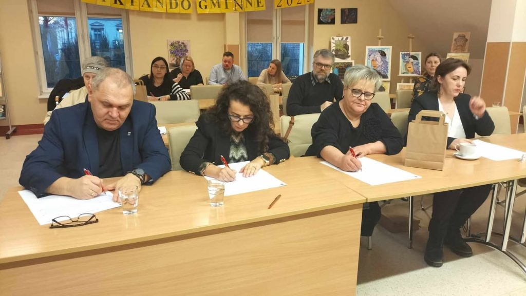 Uczestnicy piszący Dyktando