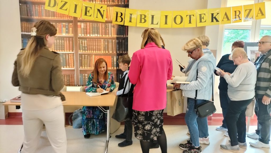 składanie dedykacji przez autorkę