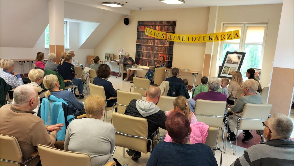 uczestnicy spotkania z autorką Joanną Marią Chmielewską