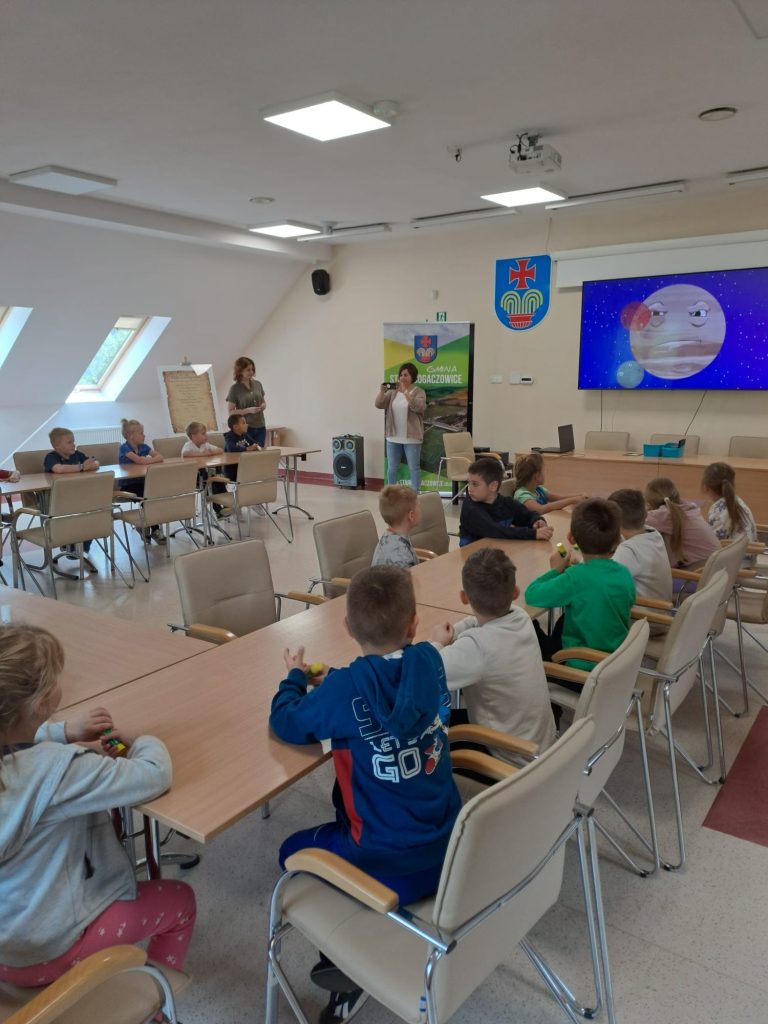 dzieci oglądają film edukacyjny