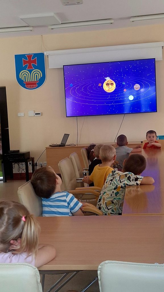 dzieci oglądają filmik o Układzie Słonecznym