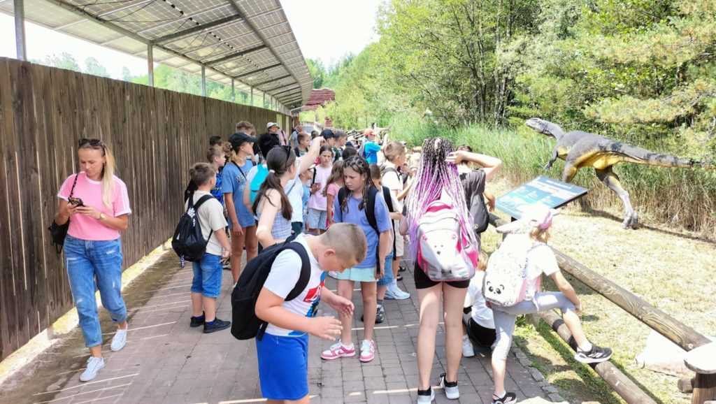 Nasz wyjazd do JuraParku w Krasiejowie dostarczył nam niezapomnianych wrażeń! Już od pierwszych chwil przenieśliśmy się w czasie, wędrując wśród dinozaurów, które wyglądały jak żywe – ich imponujące rozmiary i realistyczne odgłosy robiły ogromne wrażenie.