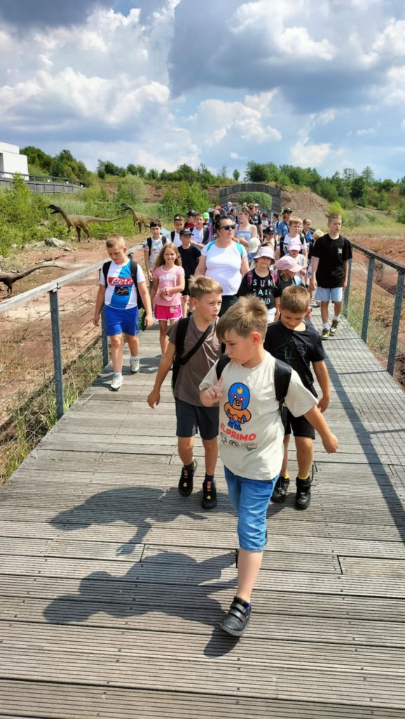 Nasz wyjazd do JuraParku w Krasiejowie dostarczył nam niezapomnianych wrażeń! Już od pierwszych chwil przenieśliśmy się w czasie, wędrując wśród dinozaurów, które wyglądały jak żywe – ich imponujące rozmiary i realistyczne odgłosy robiły ogromne wrażenie.