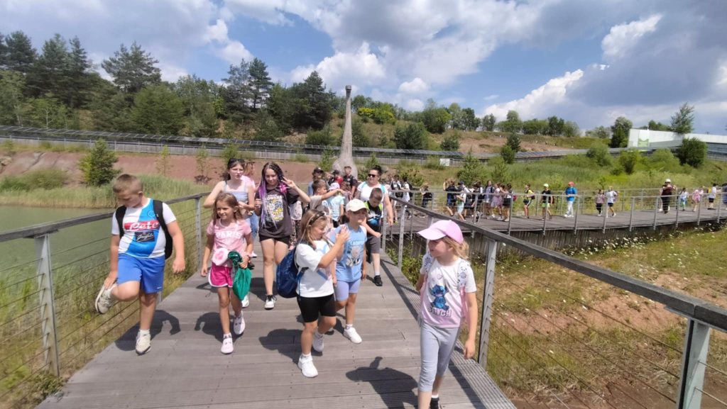 Nasz wyjazd do JuraParku w Krasiejowie dostarczył nam niezapomnianych wrażeń! Już od pierwszych chwil przenieśliśmy się w czasie, wędrując wśród dinozaurów, które wyglądały jak żywe – ich imponujące rozmiary i realistyczne odgłosy robiły ogromne wrażenie.