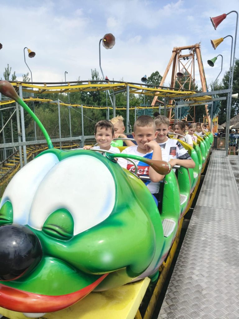 Nasz wyjazd do JuraParku w Krasiejowie dostarczył nam niezapomnianych wrażeń! Już od pierwszych chwil przenieśliśmy się w czasie, wędrując wśród dinozaurów, które wyglądały jak żywe – ich imponujące rozmiary i realistyczne odgłosy robiły ogromne wrażenie.