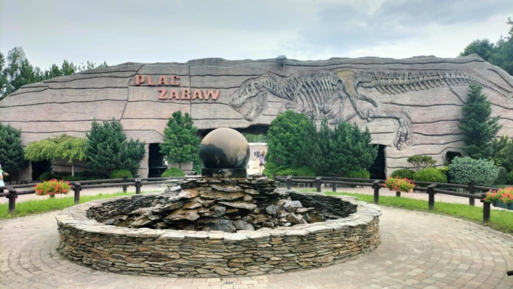Nasz wyjazd do JuraParku w Krasiejowie dostarczył nam niezapomnianych wrażeń! Już od pierwszych chwil przenieśliśmy się w czasie, wędrując wśród dinozaurów, które wyglądały jak żywe – ich imponujące rozmiary i realistyczne odgłosy robiły ogromne wrażenie.