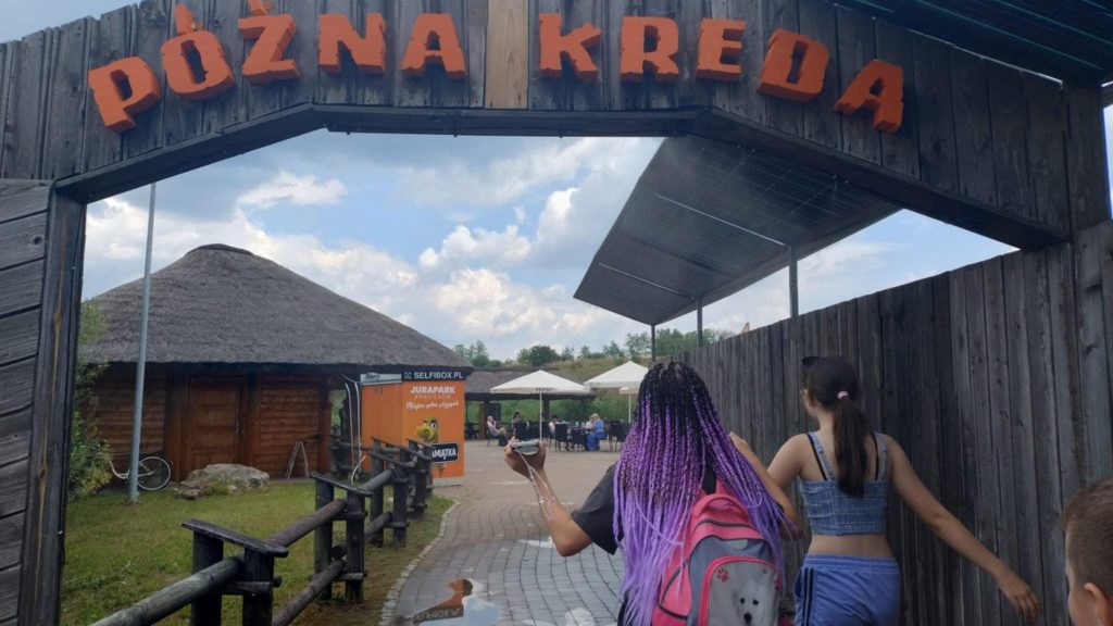 Nasz wyjazd do JuraParku w Krasiejowie dostarczył nam niezapomnianych wrażeń! Już od pierwszych chwil przenieśliśmy się w czasie, wędrując wśród dinozaurów, które wyglądały jak żywe – ich imponujące rozmiary i realistyczne odgłosy robiły ogromne wrażenie.