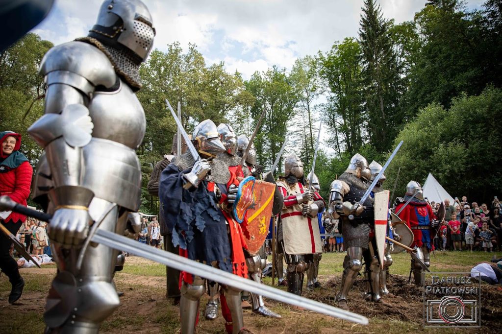Średniowieczna wioska, turniejowe szranki, nadobne białogłowy i sławetni rycerze, a wszystko to już w ostatni weekend lipca (26 i 27 lipca br.) u podnóża Zamku Cisy w Gmina Stare Bogaczowice￼