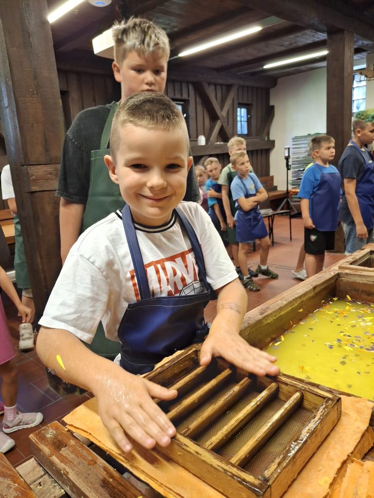 Dziś odwiedziliśmy Muzeum Papiernictwa w Dusznikach-Zdroju – niezwykłe miejsce w starym młynie papierniczym, gdzie od wieków powstawał papier czerpany.