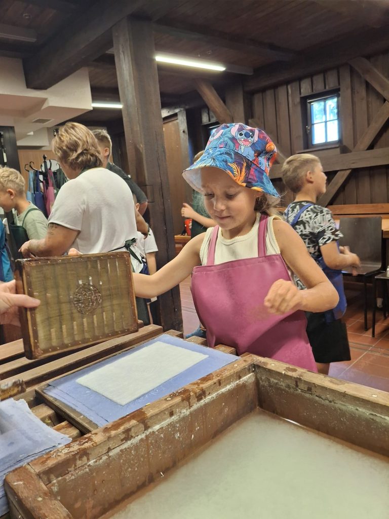Dziś odwiedziliśmy Muzeum Papiernictwa w Dusznikach-Zdroju – niezwykłe miejsce w starym młynie papierniczym, gdzie od wieków powstawał papier czerpany.