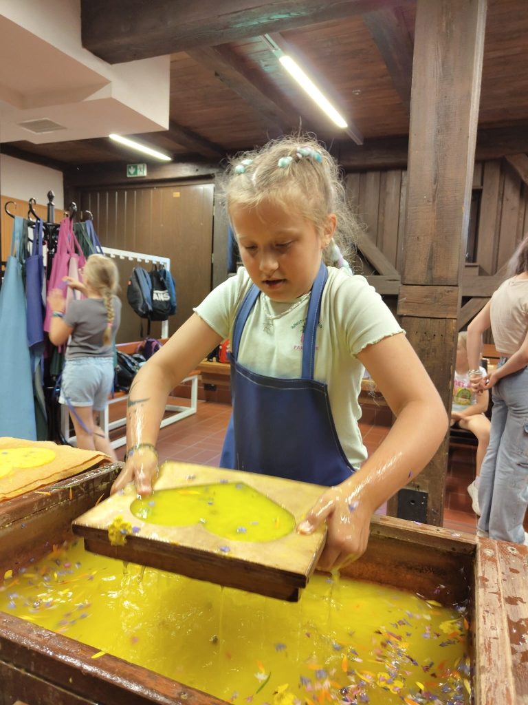 Dziś odwiedziliśmy Muzeum Papiernictwa w Dusznikach-Zdroju – niezwykłe miejsce w starym młynie papierniczym, gdzie od wieków powstawał papier czerpany.