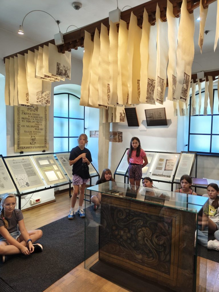 Dziś odwiedziliśmy Muzeum Papiernictwa w Dusznikach-Zdroju – niezwykłe miejsce w starym młynie papierniczym, gdzie od wieków powstawał papier czerpany.