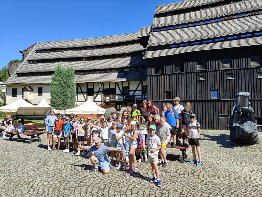 Dziś odwiedziliśmy Muzeum Papiernictwa w Dusznikach-Zdroju – niezwykłe miejsce w starym młynie papierniczym, gdzie od wieków powstawał papier czerpany.