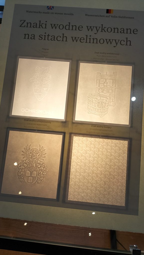 Dziś odwiedziliśmy Muzeum Papiernictwa w Dusznikach-Zdroju – niezwykłe miejsce w starym młynie papierniczym, gdzie od wieków powstawał papier czerpany.