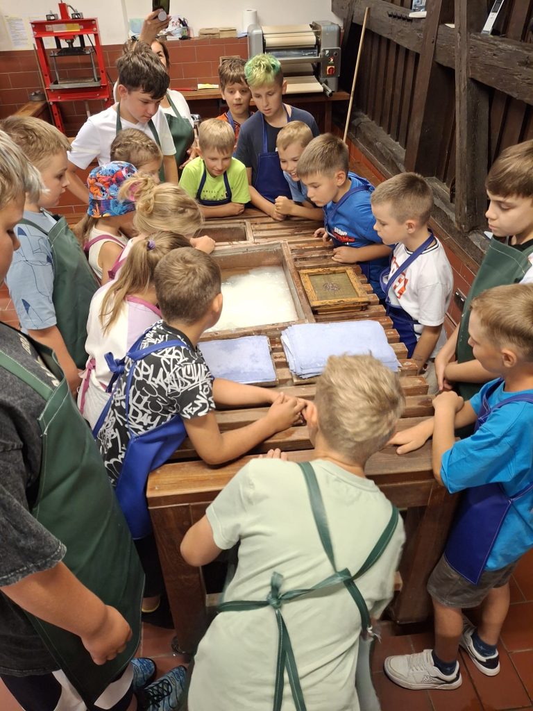 Dziś odwiedziliśmy Muzeum Papiernictwa w Dusznikach-Zdroju – niezwykłe miejsce w starym młynie papierniczym, gdzie od wieków powstawał papier czerpany.