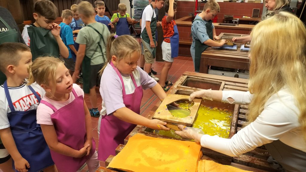 Dziś odwiedziliśmy Muzeum Papiernictwa w Dusznikach-Zdroju – niezwykłe miejsce w starym młynie papierniczym, gdzie od wieków powstawał papier czerpany.