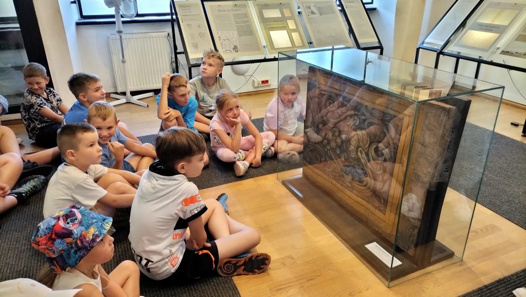 Dziś odwiedziliśmy Muzeum Papiernictwa w Dusznikach-Zdroju – niezwykłe miejsce w starym młynie papierniczym, gdzie od wieków powstawał papier czerpany.