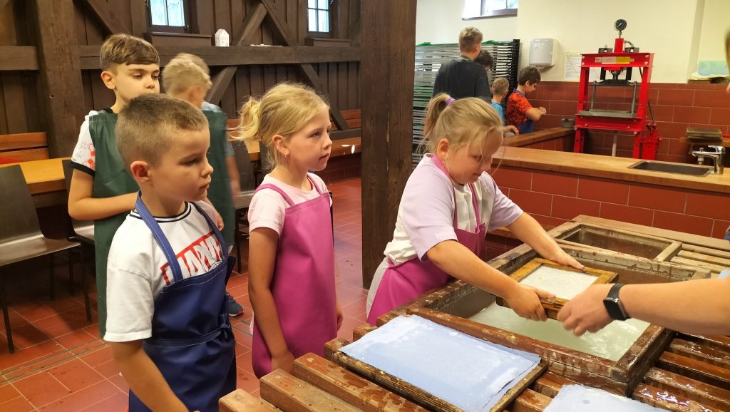 Dziś odwiedziliśmy Muzeum Papiernictwa w Dusznikach-Zdroju – niezwykłe miejsce w starym młynie papierniczym, gdzie od wieków powstawał papier czerpany.