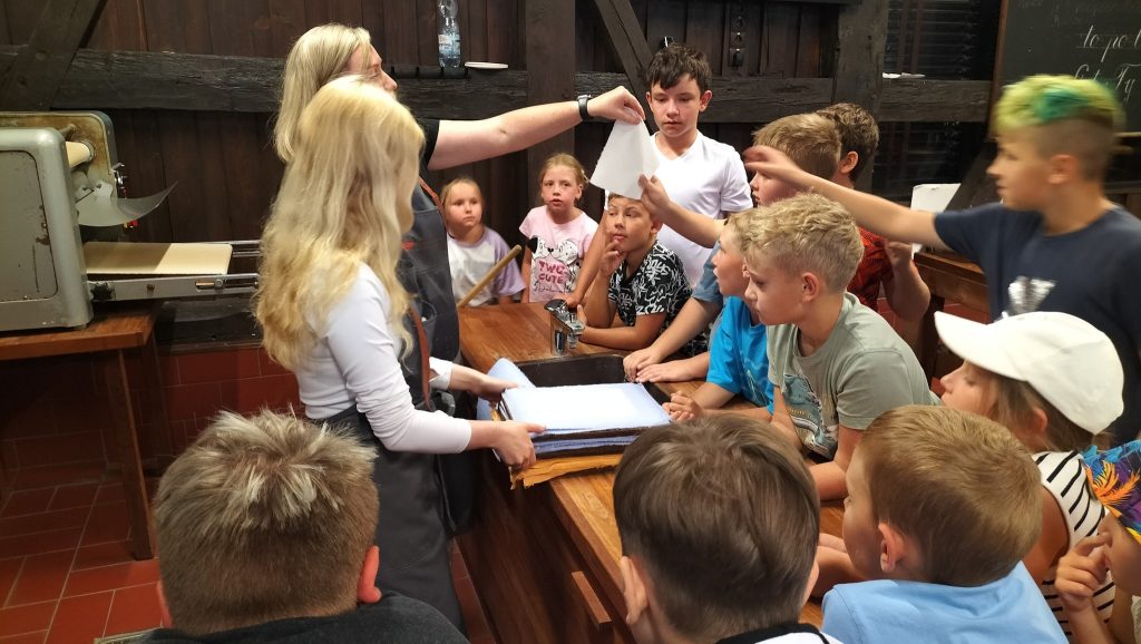 Dziś odwiedziliśmy Muzeum Papiernictwa w Dusznikach-Zdroju – niezwykłe miejsce w starym młynie papierniczym, gdzie od wieków powstawał papier czerpany.
